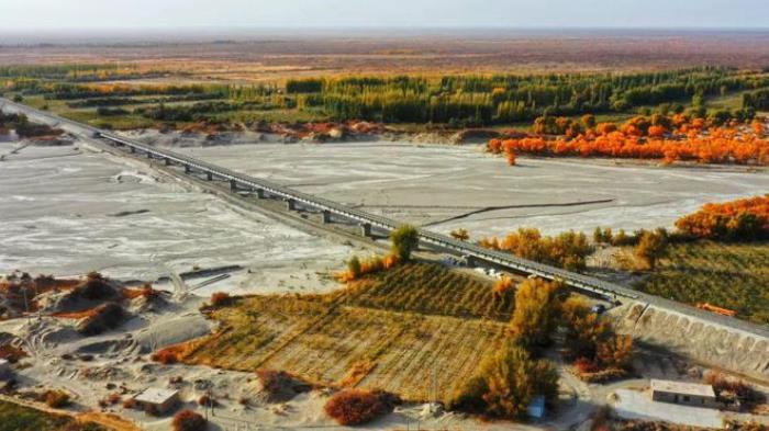 南疆環(huán)線鐵路，是如何環(huán)繞我國最大沙漠的？